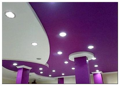 пример потолка фиолетового цвета